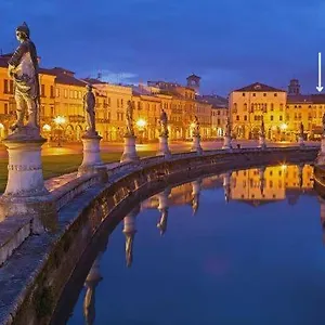 Palazzo Carpediem-prato Della Valle Apartment